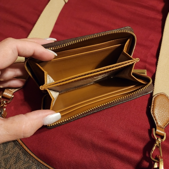 Michael Kors Crossbody with wallet - Picture 6 of 6